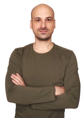Beyaz arka plan üzerinde izole orta yaşlı kel adam. Kendine güvenen adam kameraya bakıyor