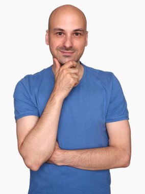 mavi t-shirt giyen ve kameraya bakarak yakışıklı orta yaşlı kel adam. İzole