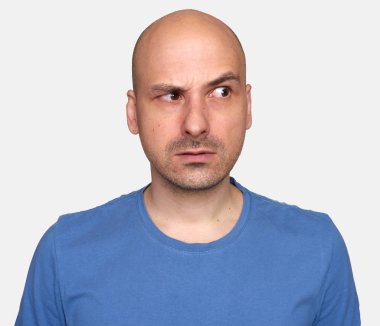 kel adam şüphe. Ciddi kel adam uzakta arıyorum. Gri izole