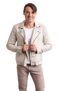 neşeli hamdsome adam dişlek gülümseyerek. Beyaz arka plan üzerinde izole rahat kıyafetler giyen adam