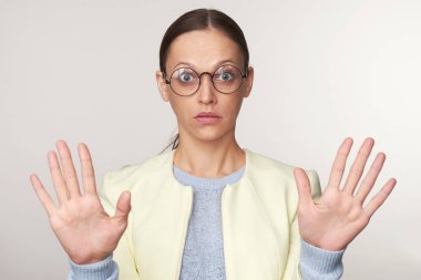 şok kadın gözlük takıyor. Sürpriz kız kameraya bakıyor. İzole