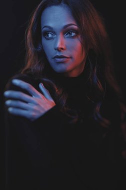 güzel bir kadın yüzü portre kadar renkli filtreleriyle kapatın