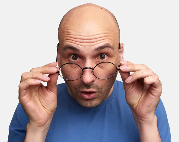 Překvapený Plešatý Chlap Při Pohledu Fotoaparát Šokovaný Muž Brýlích Šedém — Stock fotografie