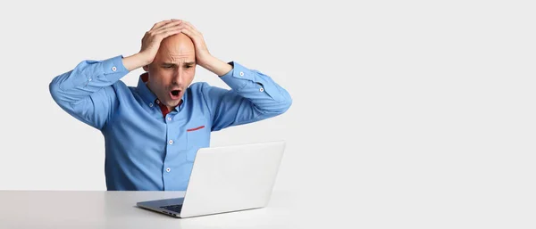 Geschokt Man Die Zijn Laptop Guy Vangst Een Computervirus — Stockfoto