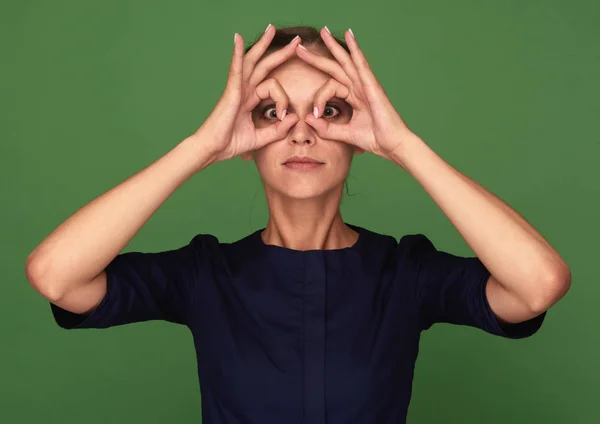 Mujer Mira Través Sus Dedos Chica Divertida Hace Prismáticos Manos — Foto de Stock