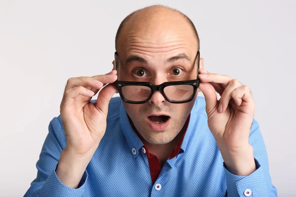 Hombre Sorprendido Anteojos Mirando Cámara Chico Sorprendido Aislado Sobre Fondo — Foto de Stock