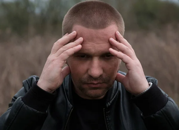 Openlucht Portret Van Teleurgesteld Man Zwart Lederen Jas Kerel Houdt — Stockfoto