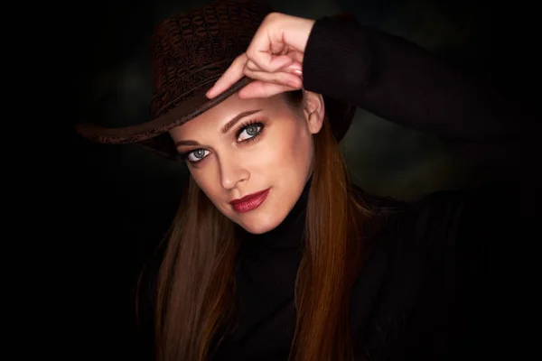 Csinos Lány Visel Cowboy Kalap Stúdió Portré — Stock Fotó
