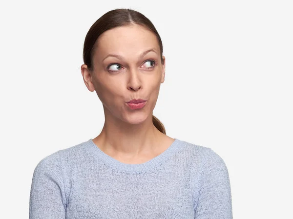 Überraschte Frau Die Zur Seite Schaut Gesichtsausdruck Isoliert Auf Grauem — Stockfoto