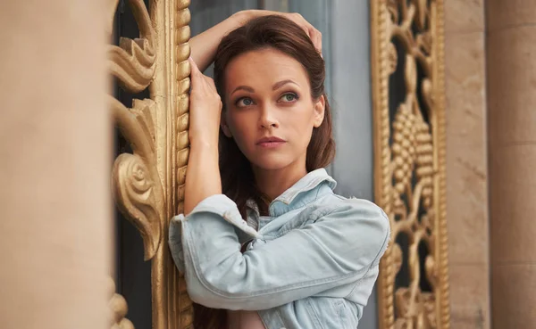 Utomhus Porträtt Pretty Woman Modell Som Bär Casual Kläder Tittar — Stockfoto