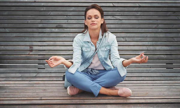 Kvinna Praktiserar Yoga Och Mediterar Lotusställning Bänken — Stockfoto