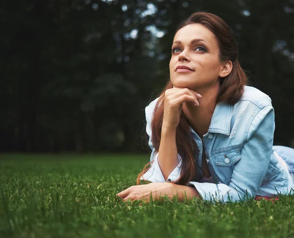 Woman Relaxing Outdoors Looking Happy Smiling Girl Lying Grass — Stock Photo, Image