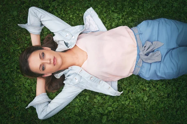きれいな女性は 草にあります 美しい少女が公園でリラックスします — ストック写真