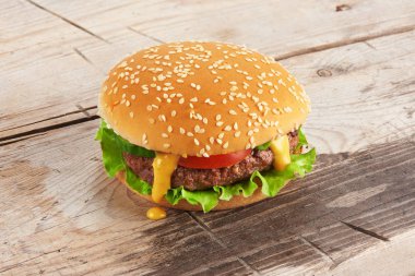 ahşap bir masa üzerinde taze ev yapımı Hamburger