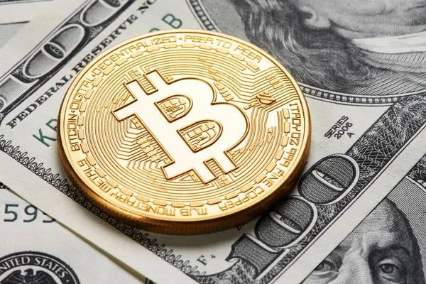 Arany Bitcoin Érme Ránk Dollár Közelről — Stock Fotó