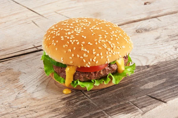 Ahşap Bir Masa Üzerinde Taze Yapımı Hamburger — Stok fotoğraf