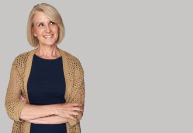 Uzay kopyalamak için ararken gülümseyen kadın kıdemli. Gri izole