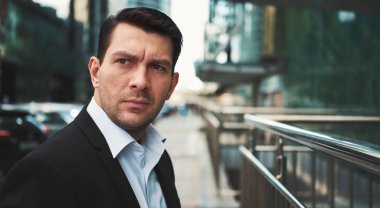 Kendine güvenen işadamı uzağa arıyorsunuz. Kendine güvenen adam şehrin sokak. Kopya alanı