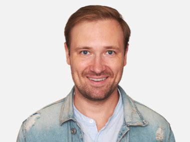 Genç yakışıklı hipster portresi. Gülümseyen ve gri arka plan üzerinde kameraya bakarak sakallı neşeli adam.