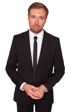 Beyaz arka plan üzerinde duran genç iş adamı. Kameraya bakarak üzgün iş adamı. İzole