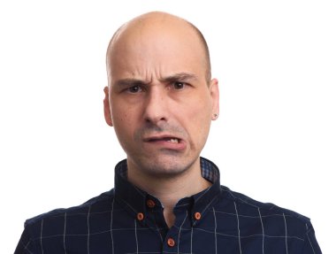 Endişe kel adam kameraya bakıyor. Beyaz izole