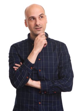 Kel adam düşünme ve yukarıya bakıyor. Yakışıklı adam bir şey hayal ediyor. Beyaz izole