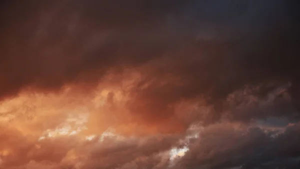 Mooie Rode Hemel Met Wolken Bij Zonsondergang — Stockfoto