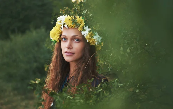 Bonita Mujer Con Corona Flores Retrato Aire Libre Una Hermosa — Foto de Stock