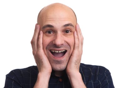 Mutlu gülümseyerek şaşırmış kel adam beyaz arka plan üzerinde izole