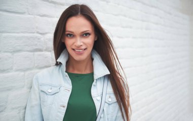 Gülümseyen güzel kız. yaşam tarzı moda portre rahat kıyafetler giyen sokakta yürüyen genç şık hipster kadın