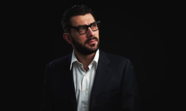 Sakal uzakta karanlık bir arka plan üzerinde seyir ile genç yakışıklı adam