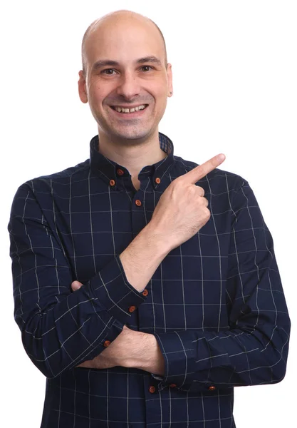 Gelukkig Kale Man Met Toothy Glimlach Wijzende Vinger Geïsoleerd Witte — Stockfoto