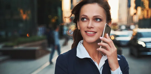 Biznes Kobieta Korzystanie Smartfona Ulicy Mieście Młodych Profesjonalnych Interesu Rozmawiać — Zdjęcie stockowe