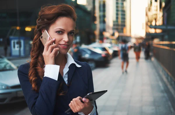 Glimlachende Zakenvrouw Praten Mobiele Telefoon Mooi Meisje Pak Met Smartphone — Stockfoto