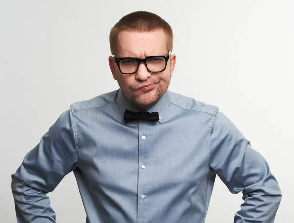 Homem Irritado Usando Óculos Olhando Para Câmera Com Emoção Cética — Fotografia de Stock