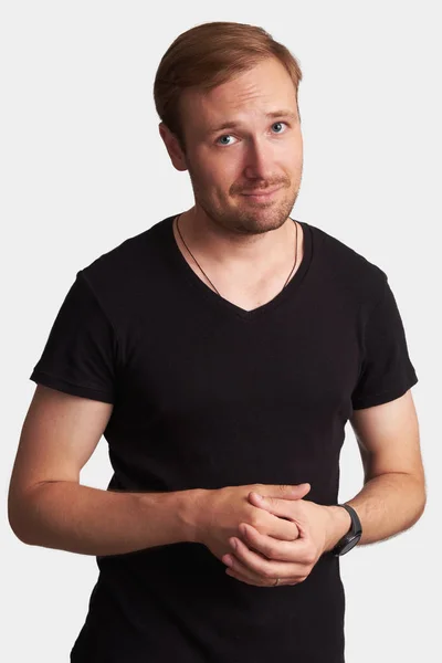 Homem Bonito Positivo Shirt Preta Olhando Para Câmera Sorrindo Cara — Fotografia de Stock