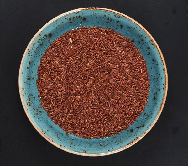 Bir Plaka Üzerinde Kırmızı Pirinç Pişmemiş Üstten Görünüm — Stok fotoğraf