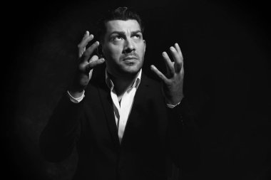 ciddi adam dua ve yukarıya bakıyor. Stüdyo vurdu