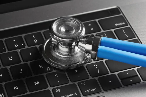 电脑键盘上的医用听诊器 维修服务理念 — 图库照片
