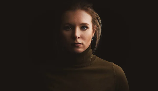 Retrato Estudio Una Mujer Bonita Fondo Negro —  Fotos de Stock