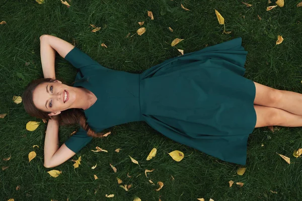 Mulher Bonita Despreocupada Encontra Uma Grama Verde Fresca Sorrindo Vista — Fotografia de Stock