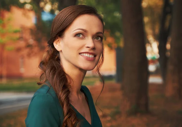 All Aperto Ritratto Estivo Una Bella Donna Sorridente Nel Parco — Foto Stock