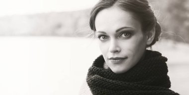 siyah ve beyaz açık havada güzel bir kadın portresi