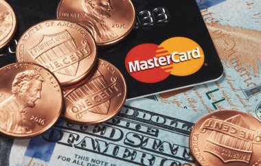 Moskova, Rusya - 03 Eylül 2018: Mastercard kredi plastik kart ABD para ile