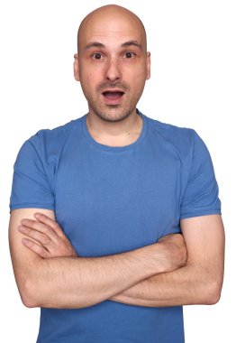 Beyaz stüdyo arka plan üzerinde izole kamera bakarak mavi tişört şaşırmış kel adam