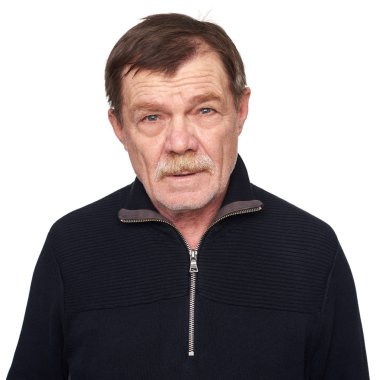 Beyaz arka plan üzerinde izole bıyıklı yaşlı bir adam portresi stüdyo