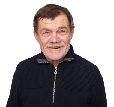 Mutlu bıyıklı yaşlı adam gülümsüyor. Beyaz arka plan üzerinde izole