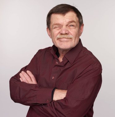 Komik ihtiyar kırpmak. Stüdyo gri arka plan üzerinde izole