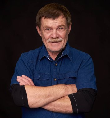 Kendinden emin bir yakışıklı komuta sizde gülümseyen portresi. Siyah stüdyo arka plan üzerinde izole