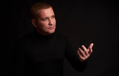 Düşünme ve uzak arıyorum ciddi adam. Siyah arka plan üzerine izole